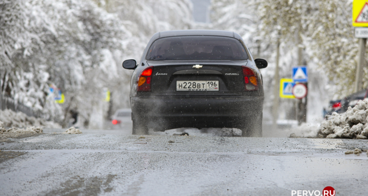 В Первоуральск пришла слякоть и штормовой ветер