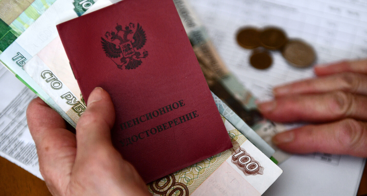 С 1 января повысят пенсии работающих и неработающих россиян