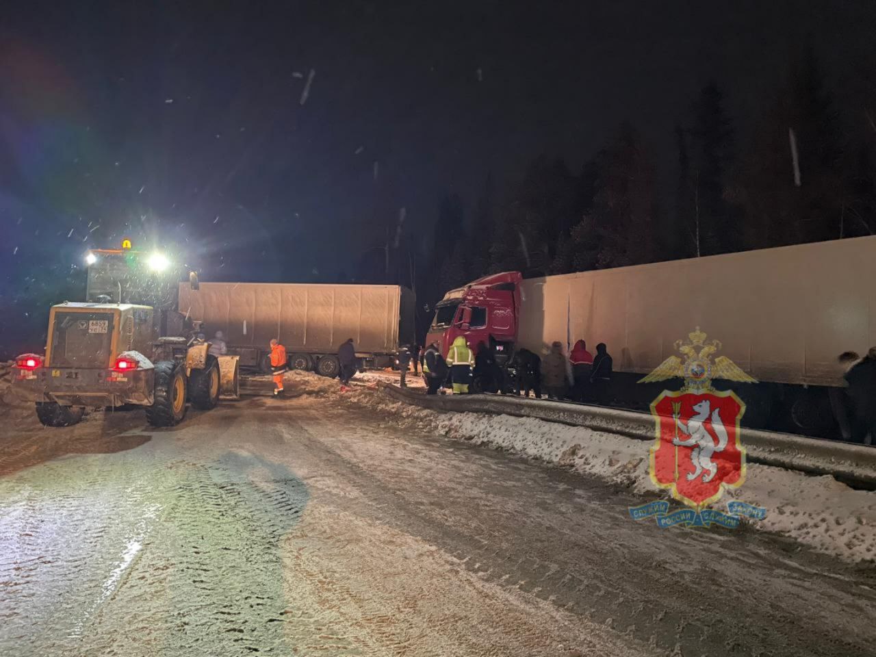 На федеральной трассе столкнулись две фуры