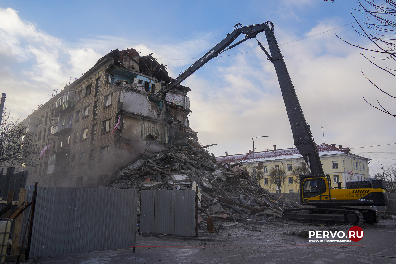 На улице Ватутина сносят пятиэтажный дом