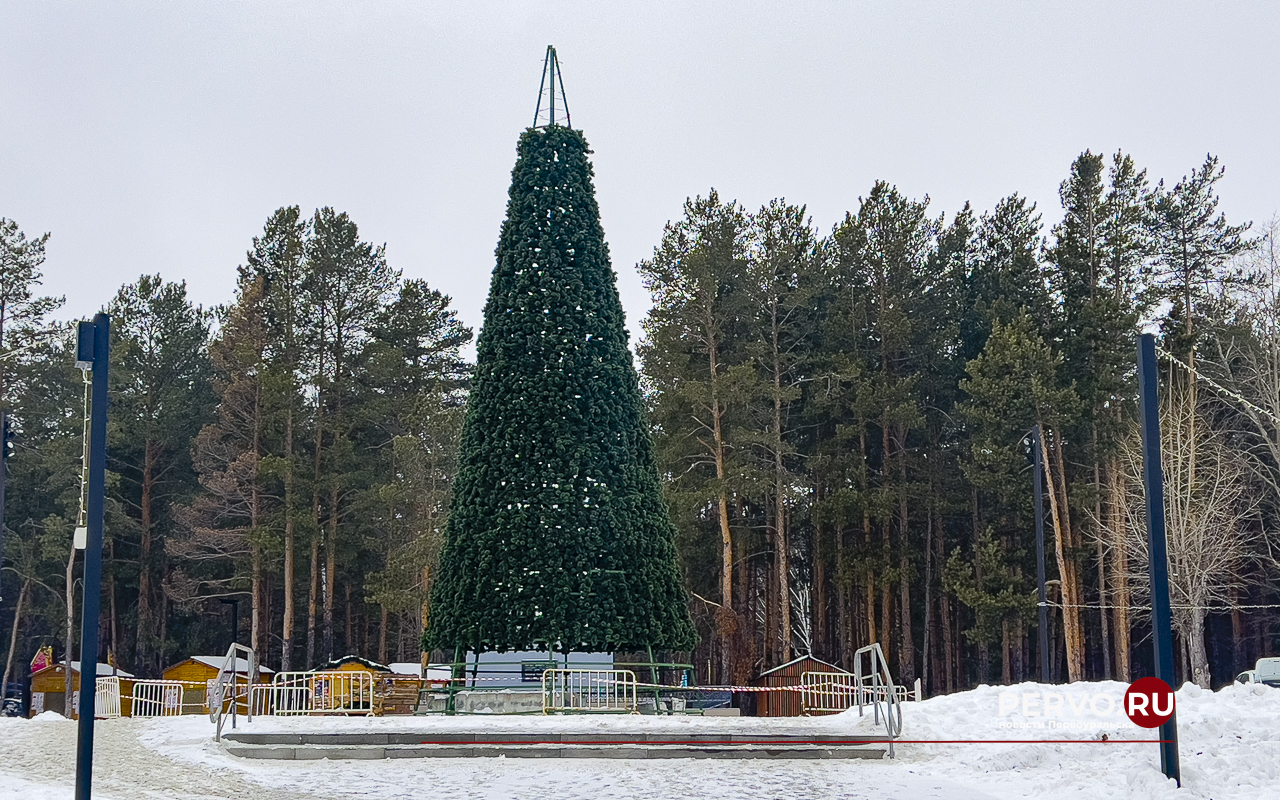 В Первоуральске приступили к установке новогодний ёлки