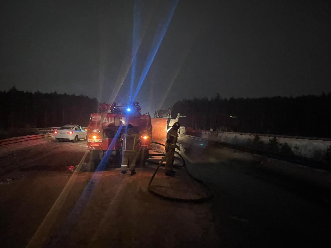 На федеральной трассе перевернулся бензовоз. Движение закрыто