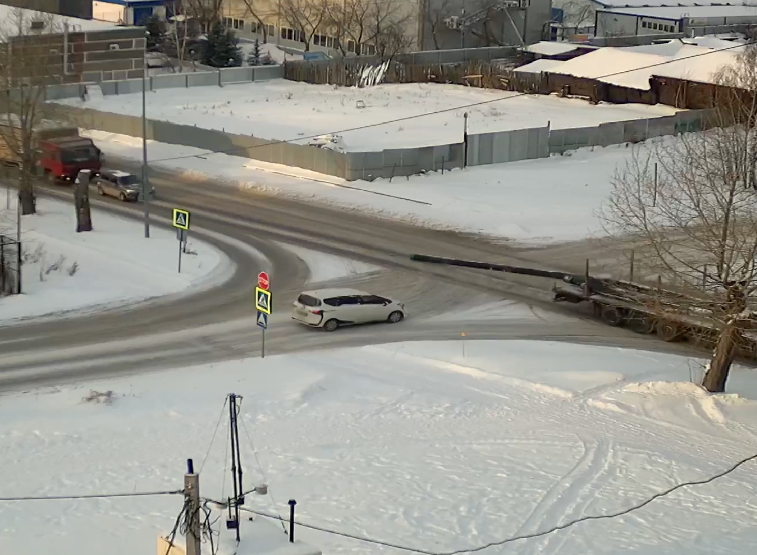 В Первоуральске из большегруза на ходу выпала труба. Видео