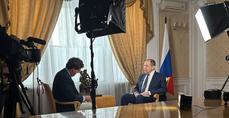 Захарова показала фото интервью Лаврова Карлсону и призвала набраться терпения