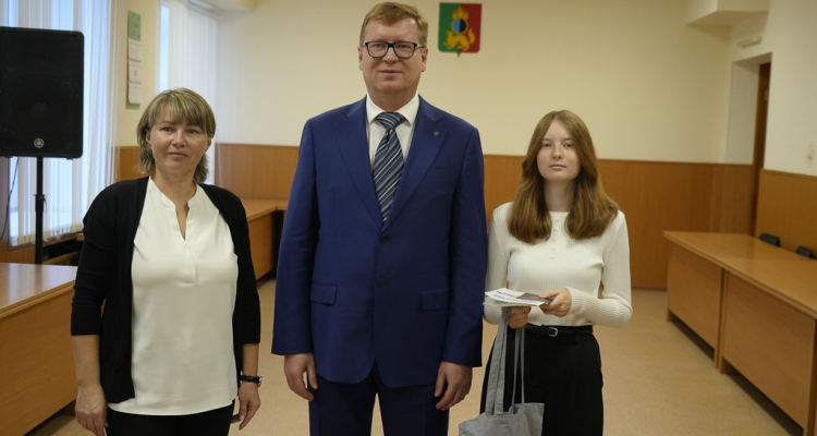 В День Конституции первоуральцам вручили первые паспорта