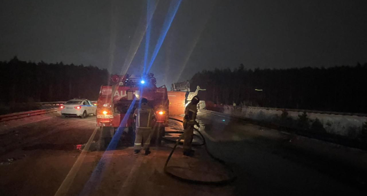 На федеральной трассе перевернулся бензовоз. Движение закрыто