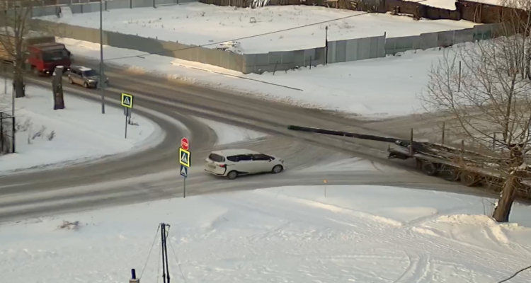 В Первоуральске из большегруза на ходу выпала труба. Видео
