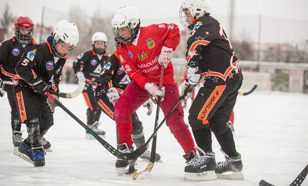 В первенстве по хоккею с мячом лидируют юноши Первоуральска