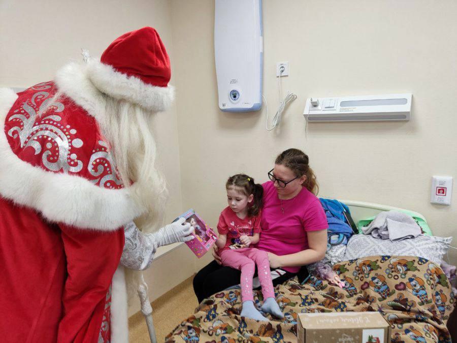 Маленьким уральцам и одиноким пожилым людям подарили свердловские волонтеры 
