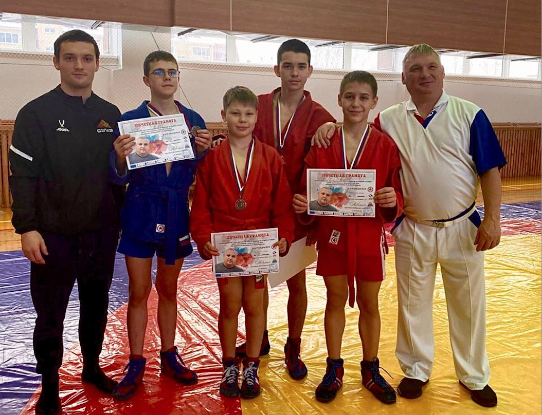 Спортсмены по самбо взяли призовые места в Невьянске