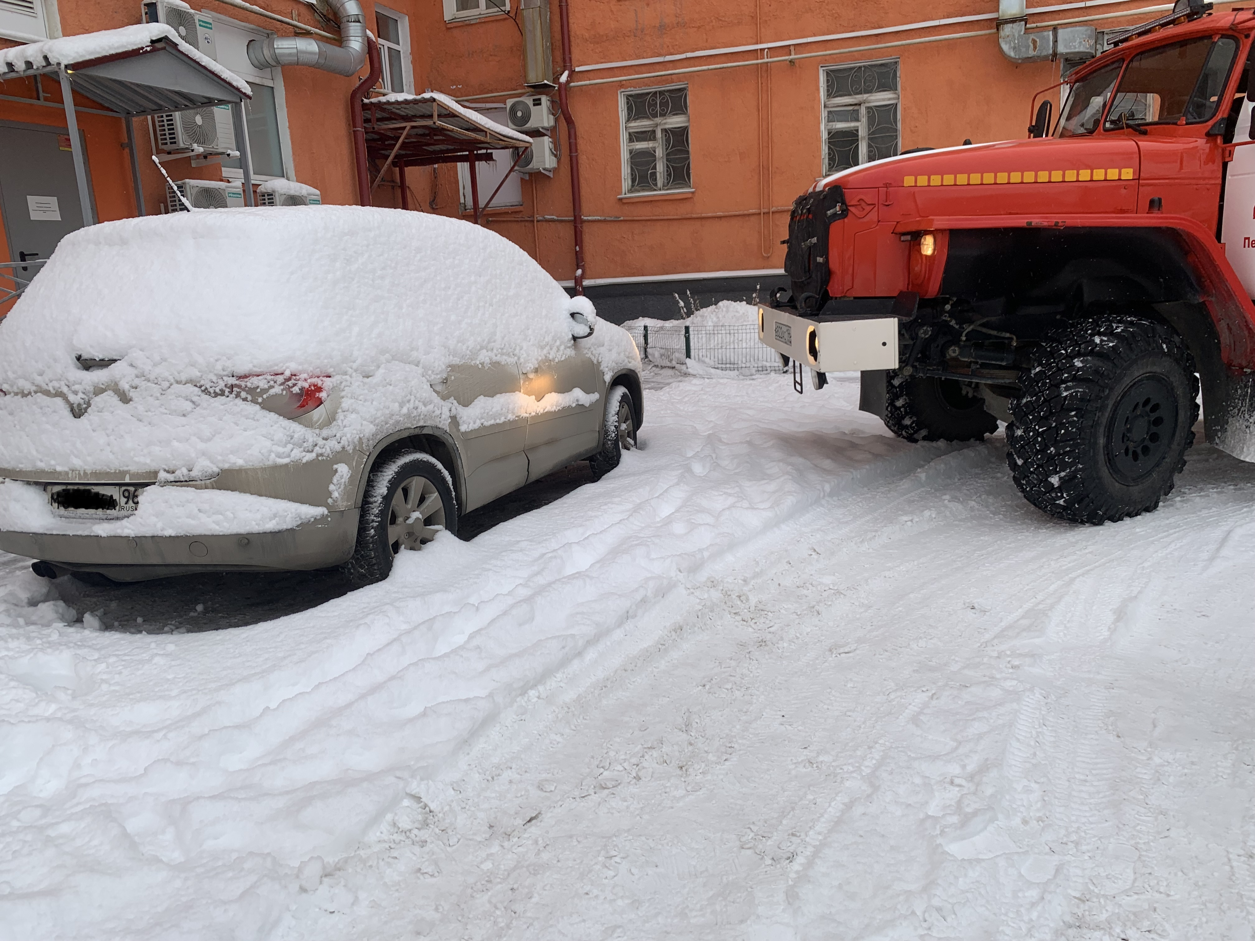 МЧС проверили возможности проезда пожарной техники по дворам
