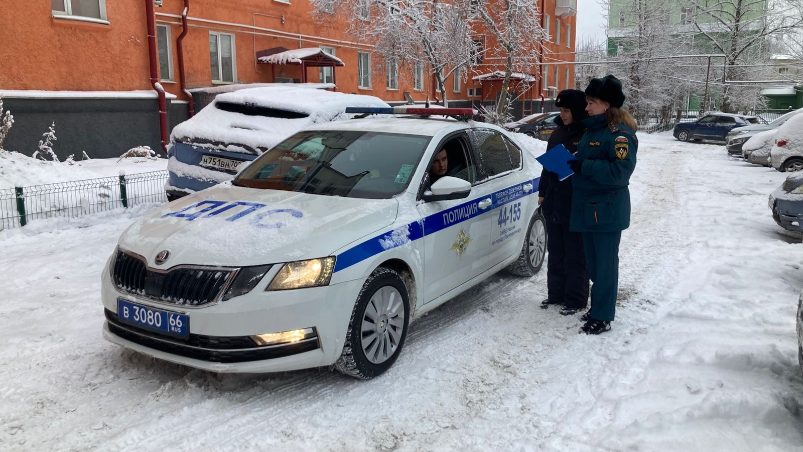 Сотрудники МЧС проверили возможности проезда пожарной техники по дворам Первоуральска