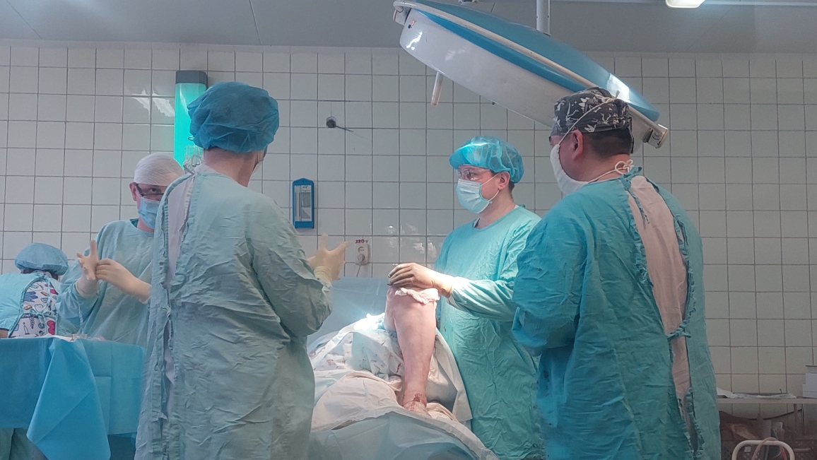 Травматологи провели первую операцию по эндопротезированию коленного сустава