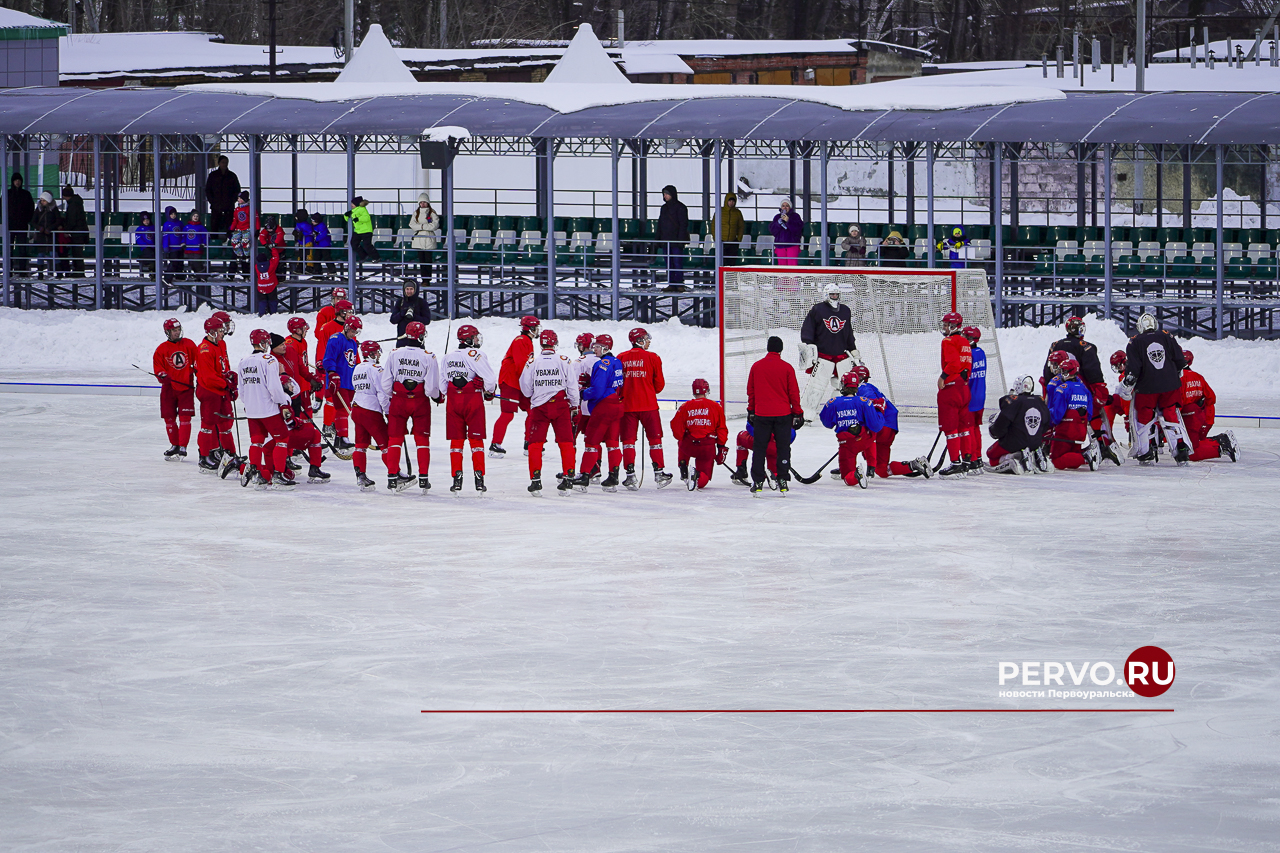 Молодёжка «Автомобилиста» провела тренировку на открытом льду стадиона «Хромпик»