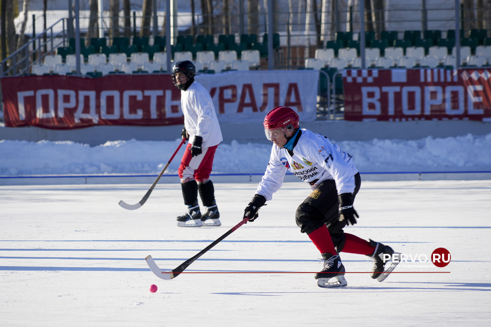 На встречу «СКА-Уральского Трубника» с болельщиками приехал министр спорта