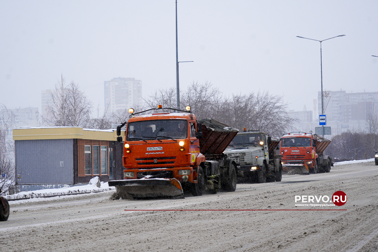 Спецтехника на дорогах ликвидирует последствия снегопада