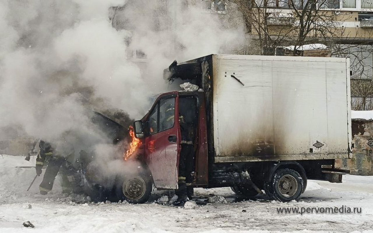 Во дворе дома загорелся автомобиль «Газель». Видео