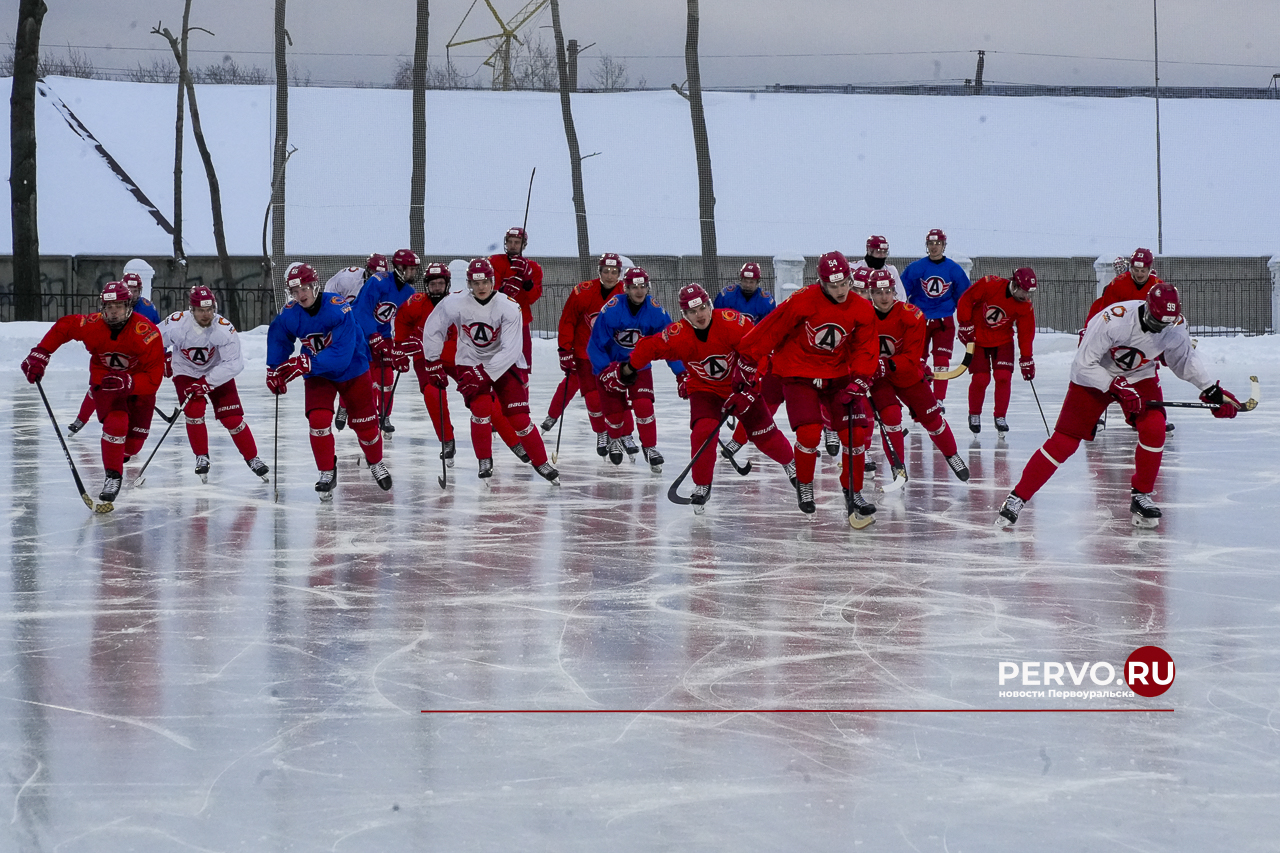 Молодёжка «Автомобилиста» провела тренировку на открытом льду стадиона «Хромпик»
