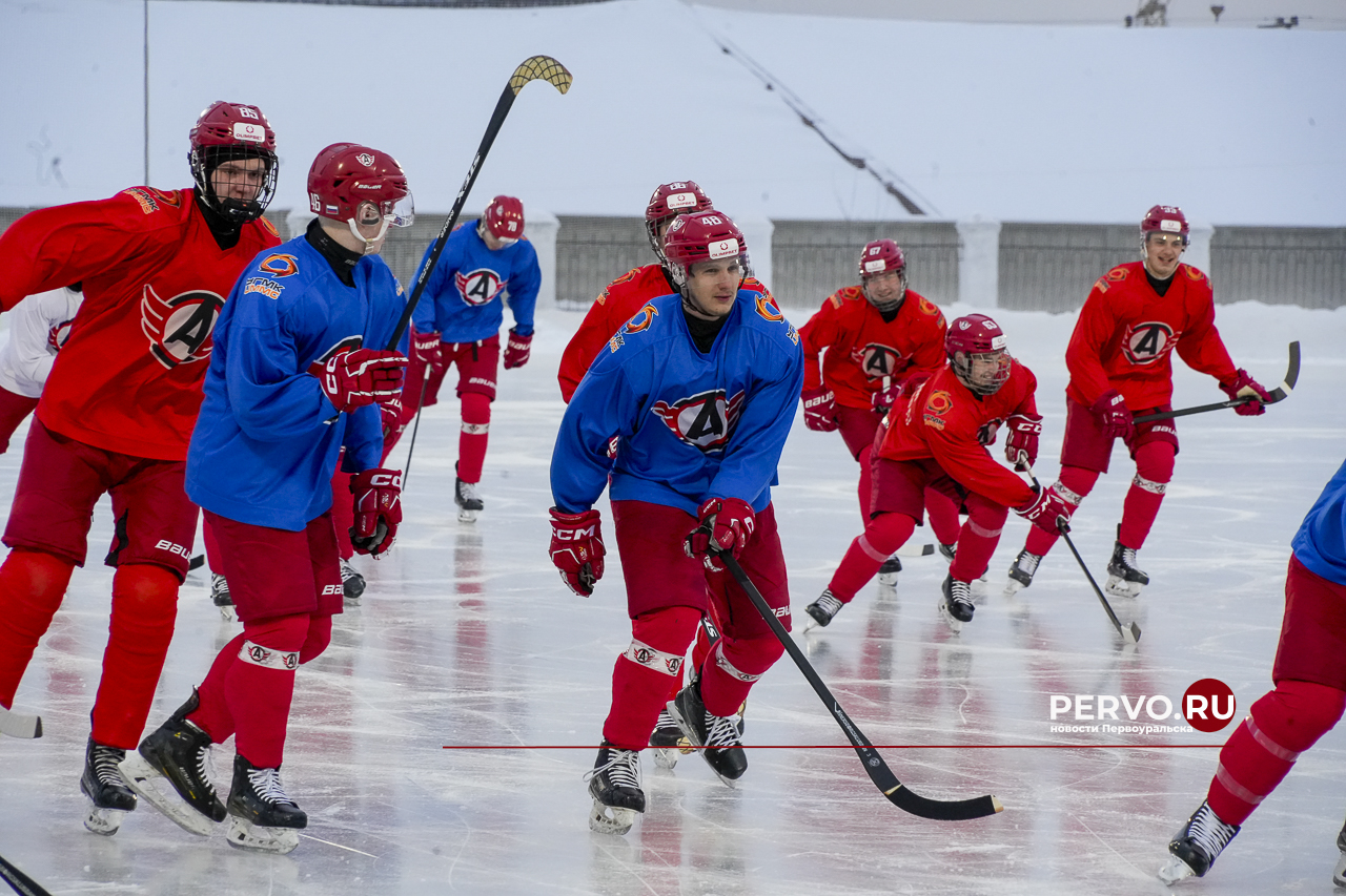 Молодёжка «Автомобилиста» провела тренировку на открытом льду стадиона «Хромпик»