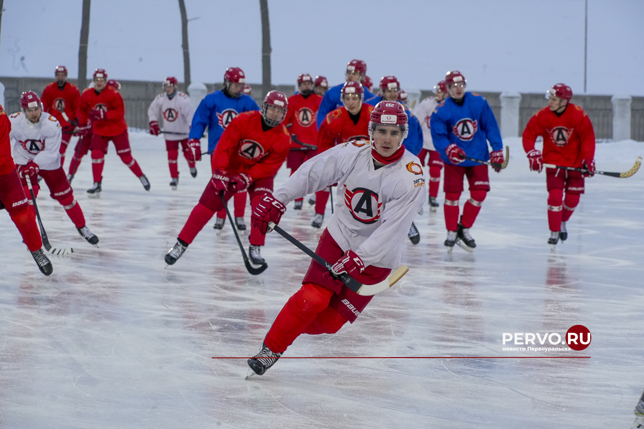 Молодёжка «Автомобилиста» провела тренировку на открытом льду стадиона «Хромпик»