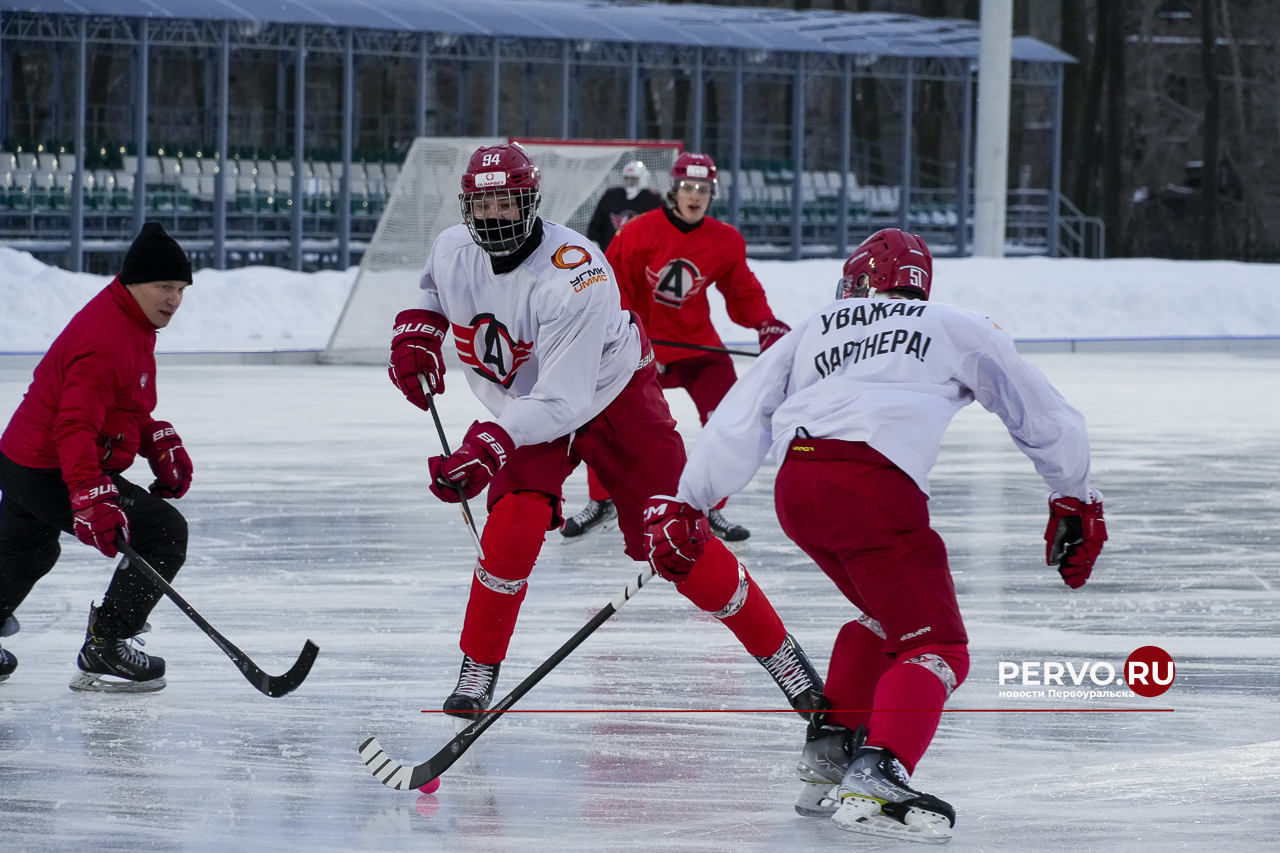 Молодёжка «Автомобилиста» провела тренировку на открытом льду стадиона «Хромпик»