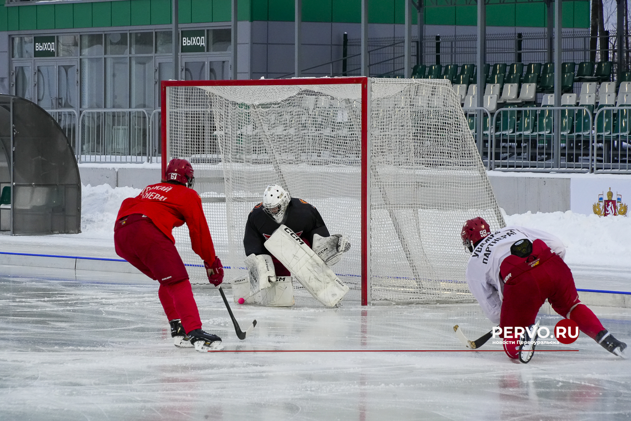 Молодёжка «Автомобилиста» провела тренировку на открытом льду стадиона «Хромпик»