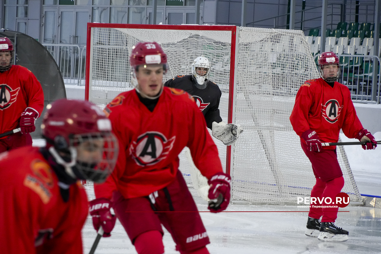 Молодёжка «Автомобилиста» провела тренировку на открытом льду стадиона «Хромпик»