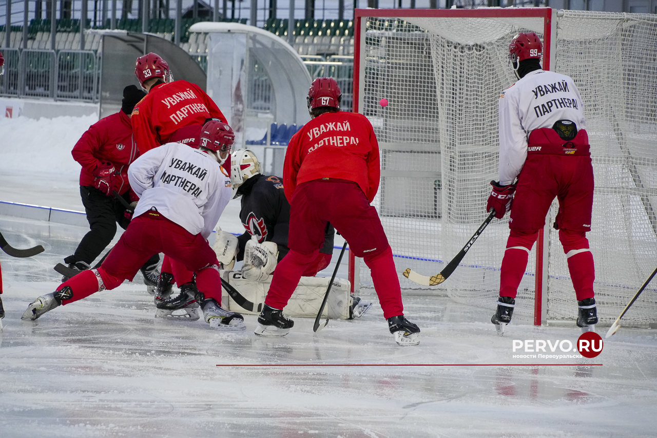 Молодёжка «Автомобилиста» провела тренировку на открытом льду стадиона «Хромпик»