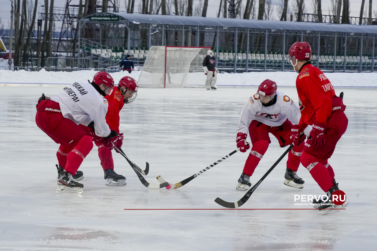 Молодёжка «Автомобилиста» провела тренировку на открытом льду стадиона «Хромпик»