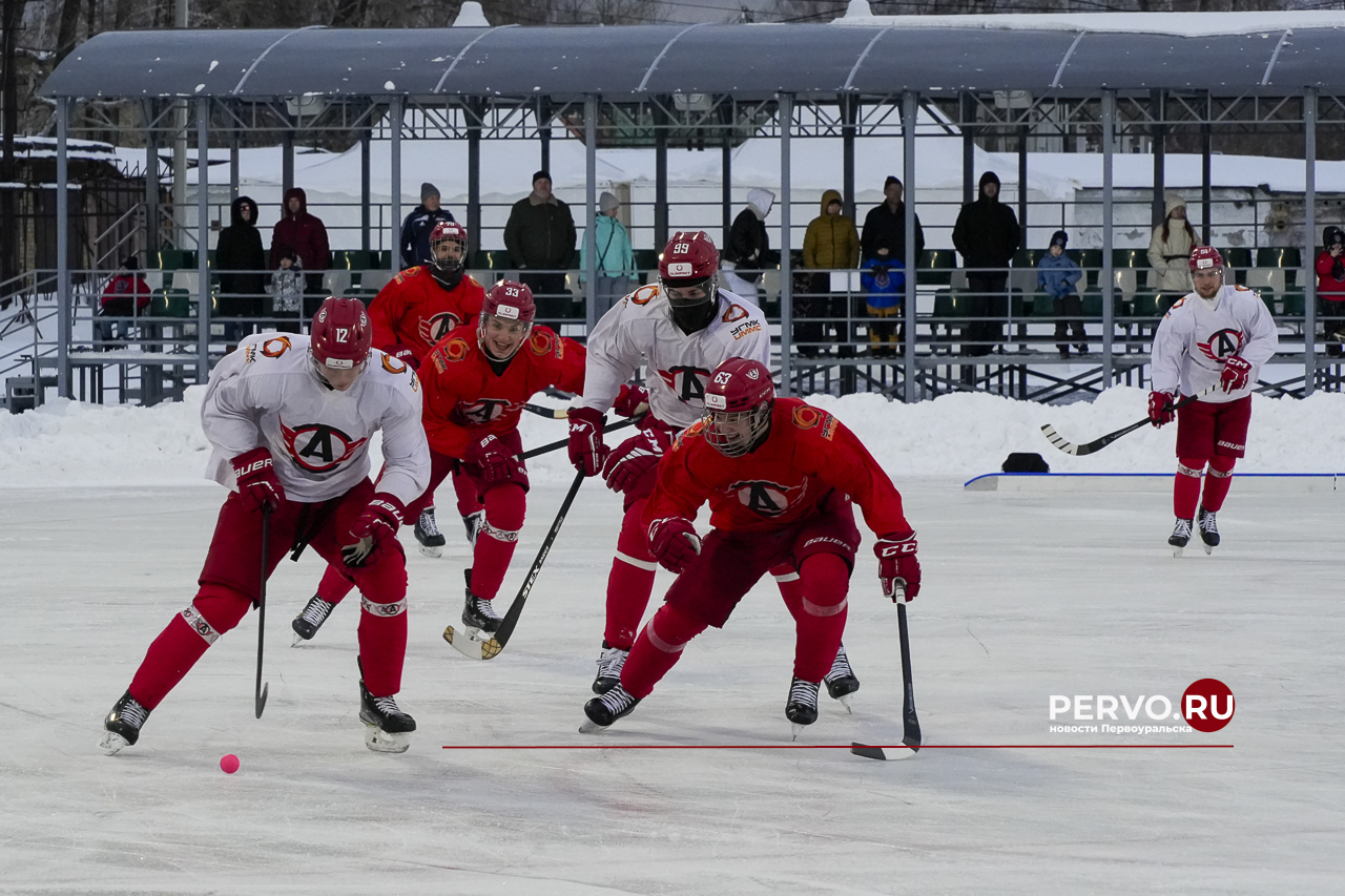 Молодёжка «Автомобилиста» провела тренировку на открытом льду стадиона «Хромпик»