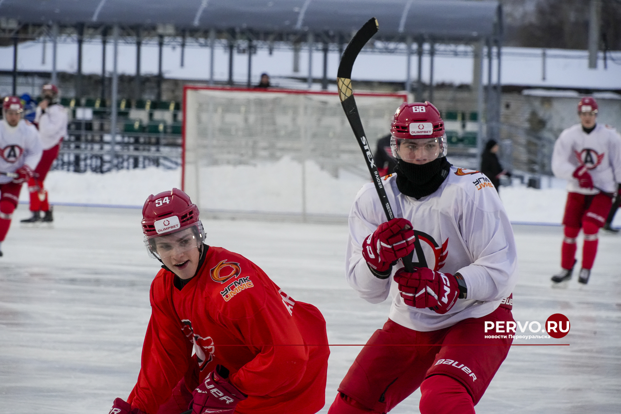 Молодёжка «Автомобилиста» провела тренировку на открытом льду стадиона «Хромпик»