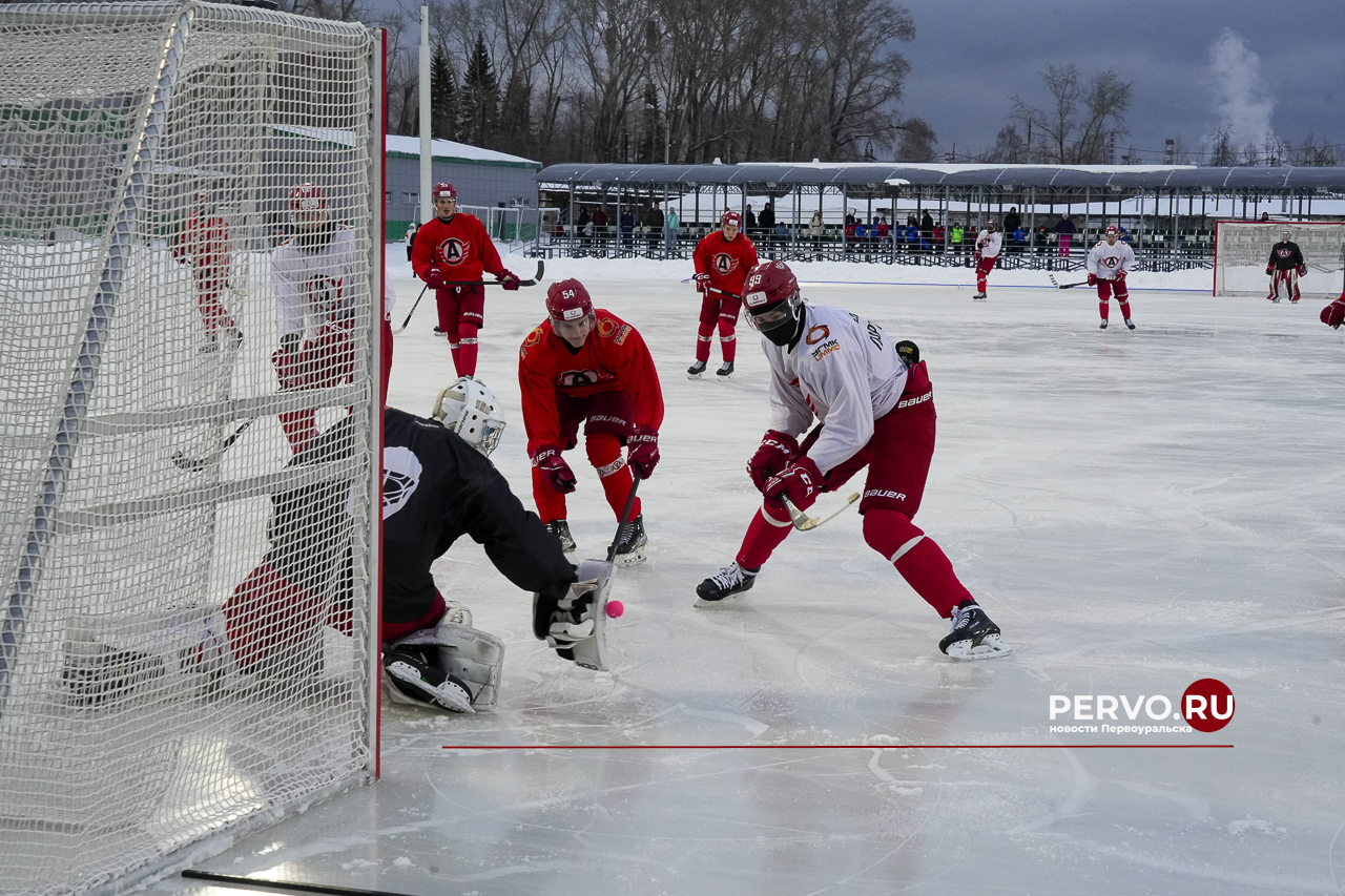 Молодёжка «Автомобилиста» провела тренировку на открытом льду стадиона «Хромпик»