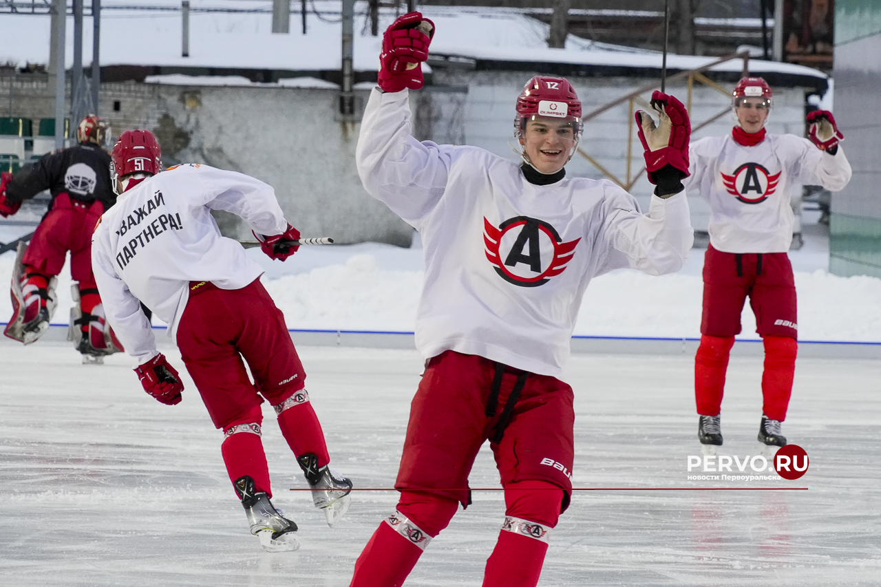 Молодёжка «Автомобилиста» провела тренировку на открытом льду стадиона «Хромпик»