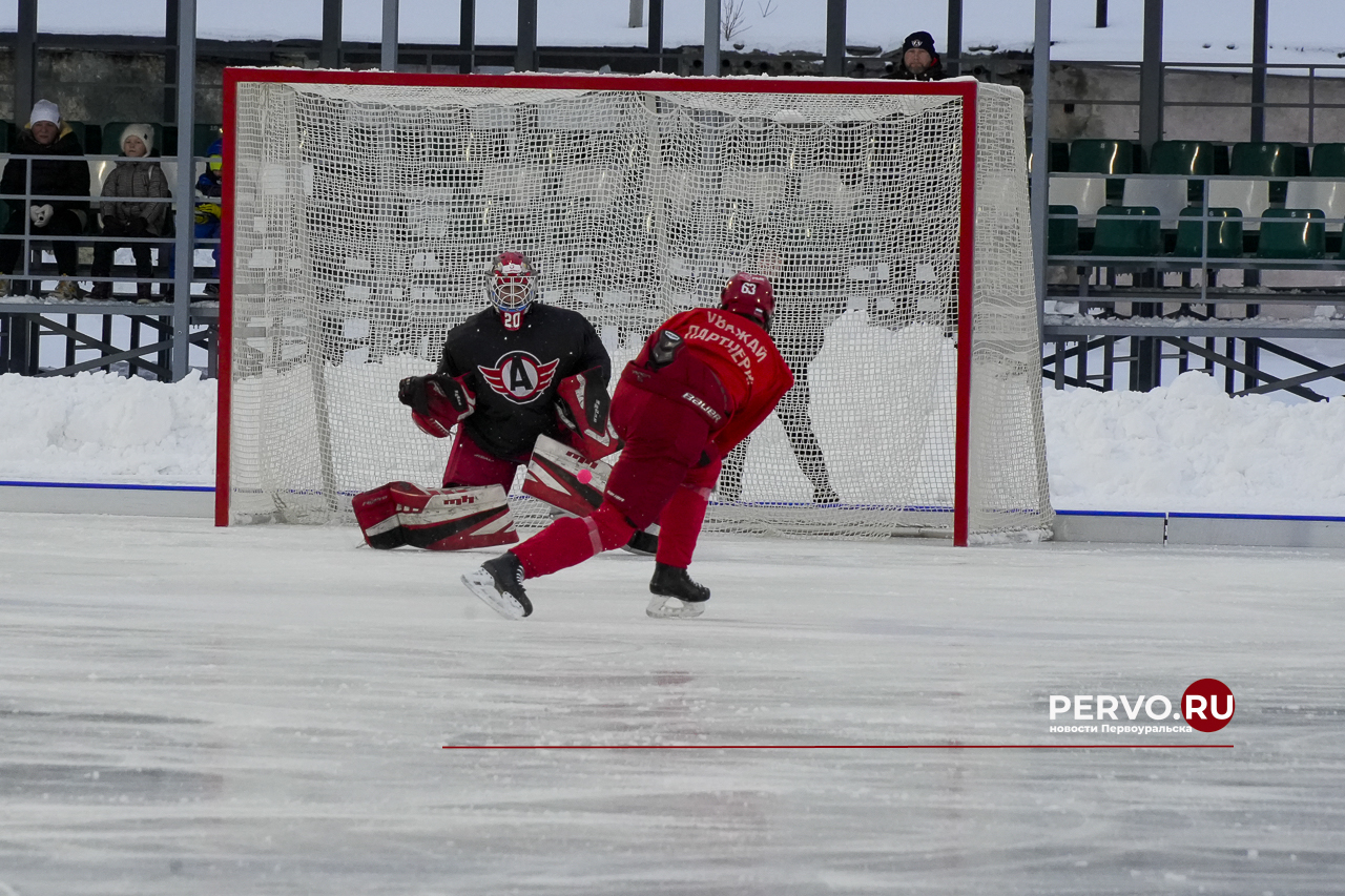 Молодёжка «Автомобилиста» провела тренировку на открытом льду стадиона «Хромпик»