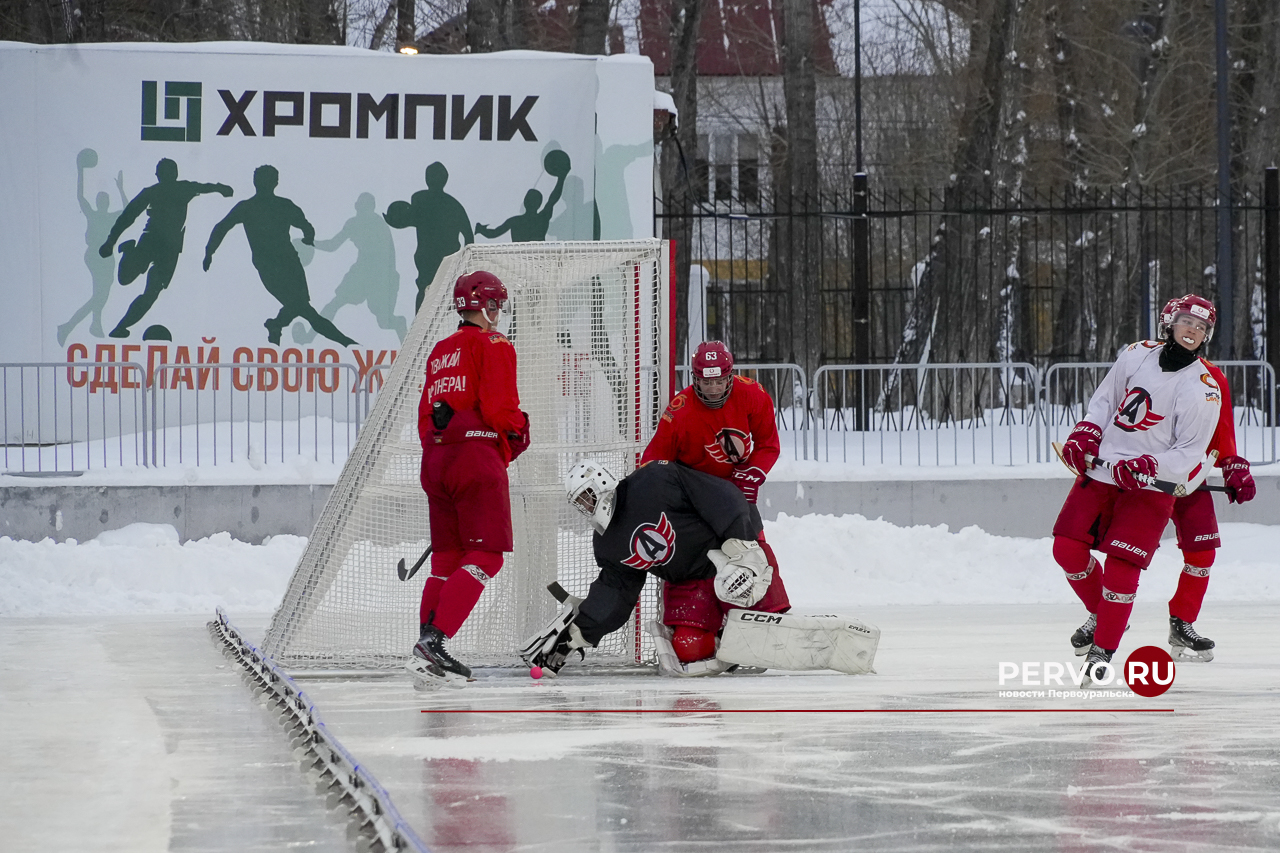 Молодёжка «Автомобилиста» провела тренировку на открытом льду стадиона «Хромпик»