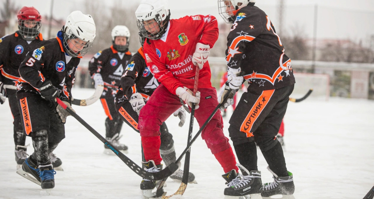 В первенстве по хоккею с мячом лидируют юноши Первоуральска