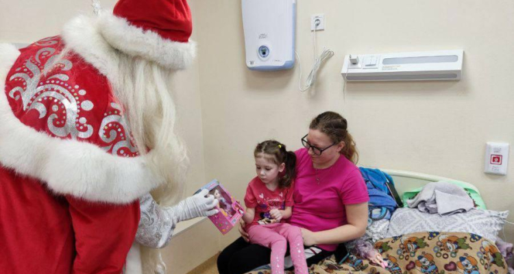 Маленьким уральцам и одиноким пожилым людям подарили свердловские волонтеры 