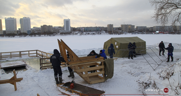 Толщина льда позволяет организовать крещенской купели