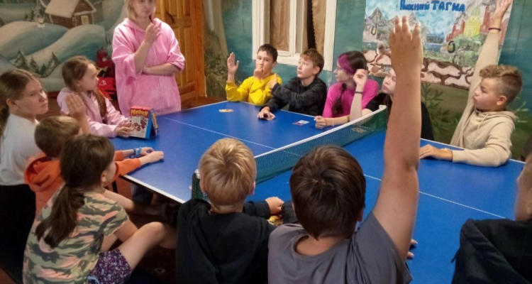 200 юных первоуральцев оздоровились во время зимних каникул в лагере «Соколиный камень»