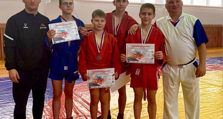 Спортсмены по самбо взяли призовые места в Невьянске
