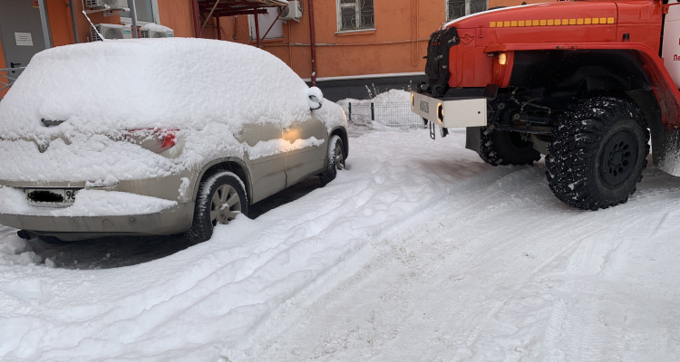 МЧС проверили возможности проезда пожарной техники по дворам