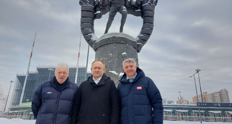 Сергей Мяус почтил память легендарного хоккеиста Николая Дуракова