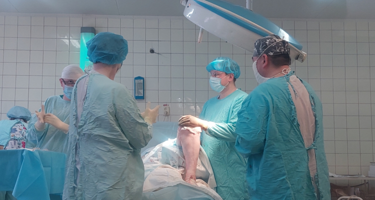 Травматологи провели первую операцию по эндопротезированию коленного сустава