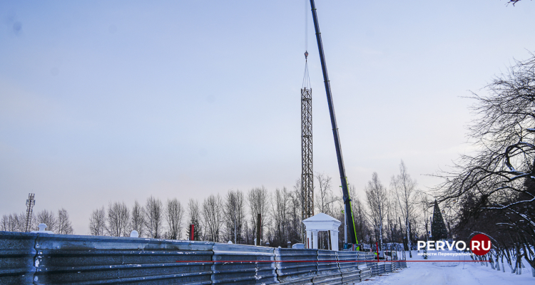 На стадионе приступили к демонтажу мачт освещения