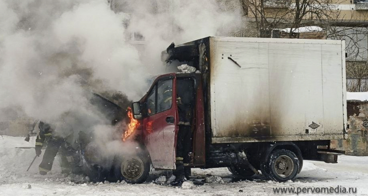 Во дворе дома загорелся автомобиль «Газель». Видео