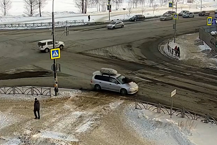 Девушка на иномарке сбила мужчину на «зебре» и протащила его на капоте