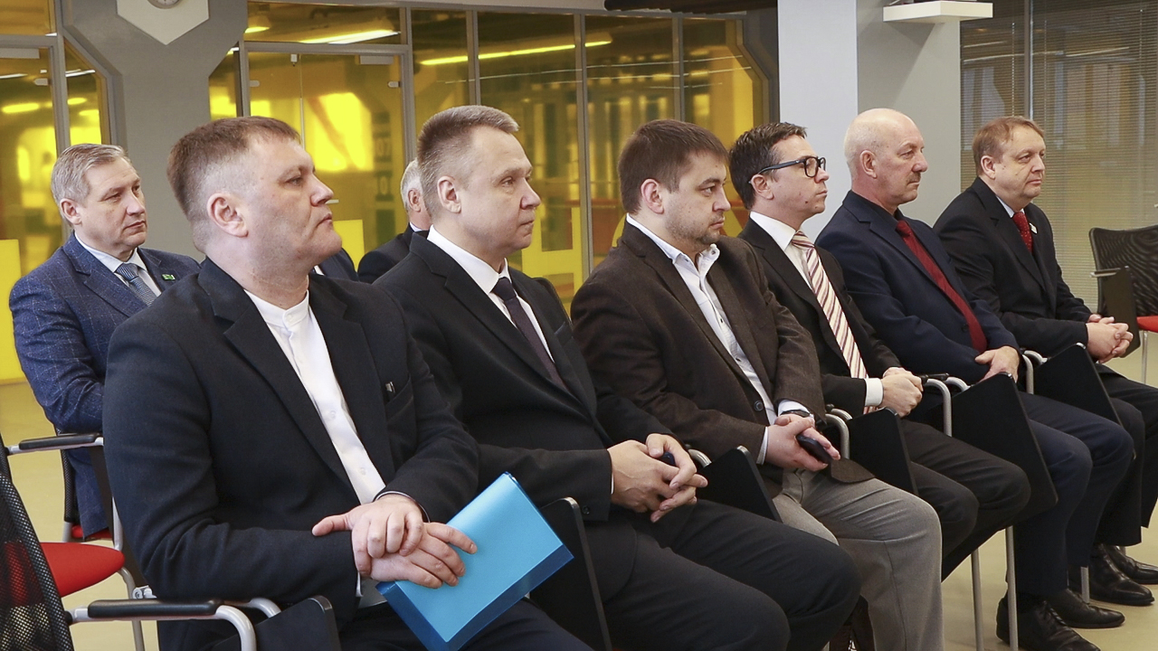 В Первоуральске председатели городских Дум Западного округа посетили образовательный центр «Будущее Белой металлургии»