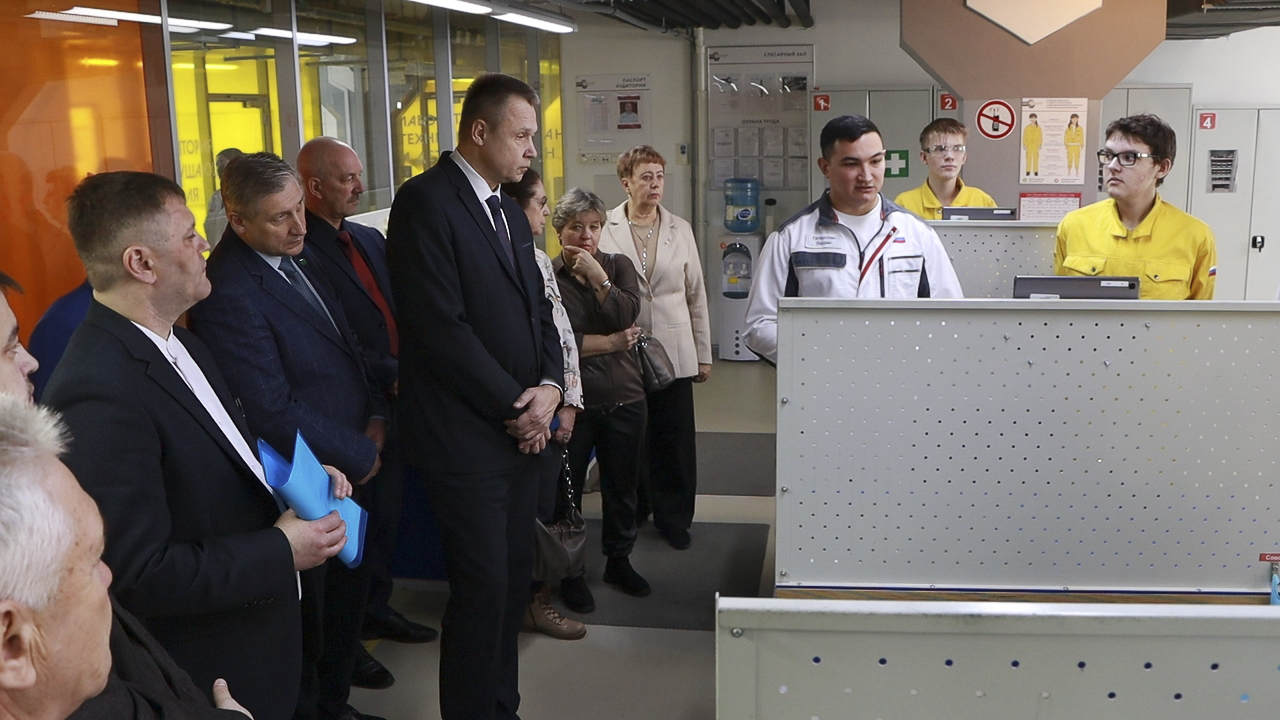 В Первоуральске председатели городских Дум Западного округа посетили образовательный центр «Будущее Белой металлургии»