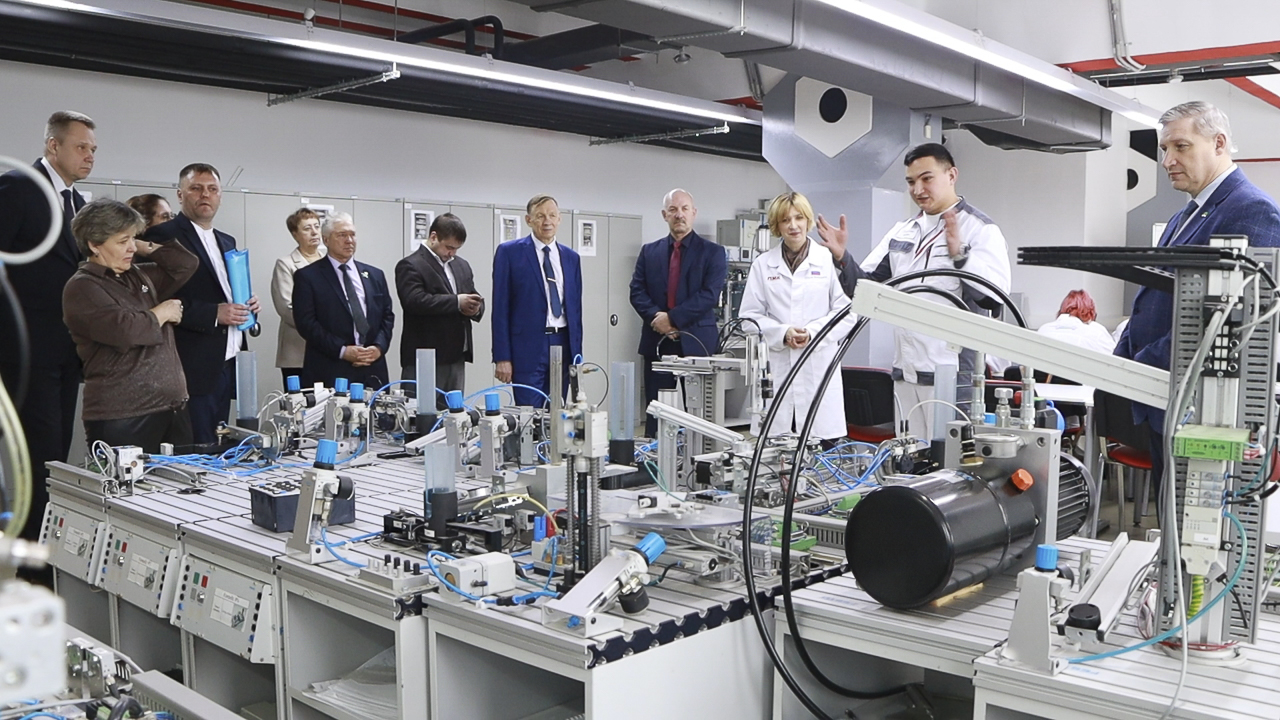 В Первоуральске председатели городских Дум Западного округа посетили образовательный центр «Будущее Белой металлургии»