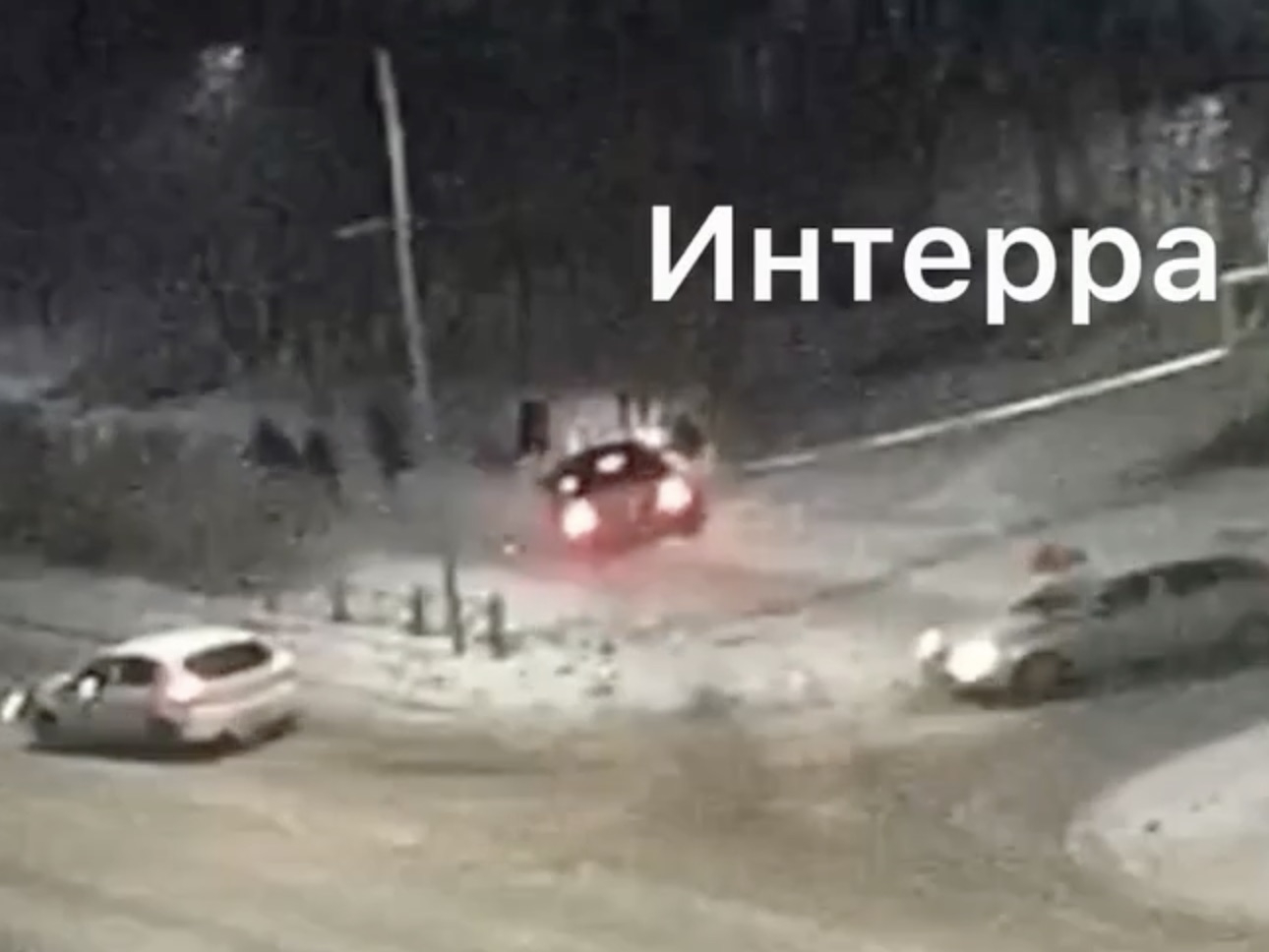 В Первоуральске автомобиль въехал в толпу пешеходов. Видео